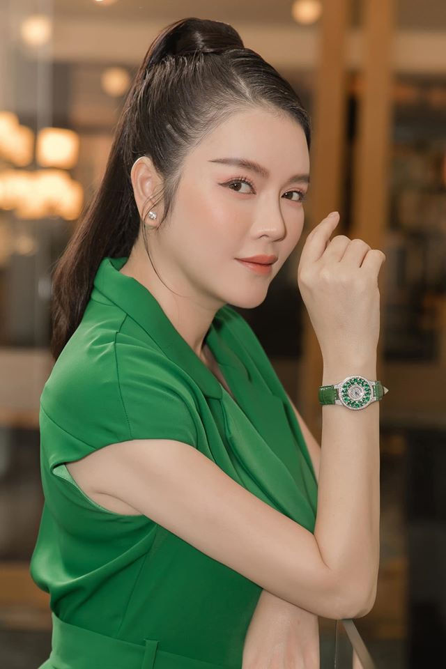 Lý Nhã Kỳ khoe đồng hồ 3 tỷ đồng, Ngọc Trinh diện váy cắt xẻ táo bạo