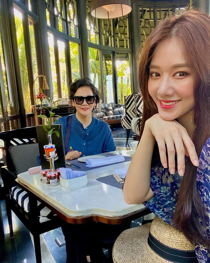 Kỳ Duyên tậu siêu xe hơn 5 tỷ, Tiểu Vy diện bikini gợi cảm