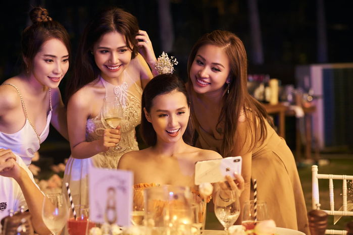 Bảo Anh khoe ảnh gia đình, Midu đòi bỏ phố về rừng sống