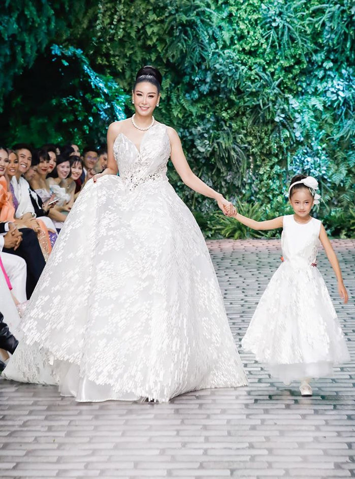 Hoàng Oanh hạnh phúc bên ông xã, con gái Hà Kiều Anh catwalk