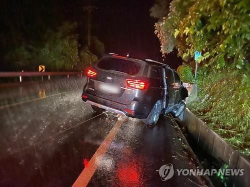 Thành viên iKON bị mỉa mai vì để người say lái xe gây tai nạn