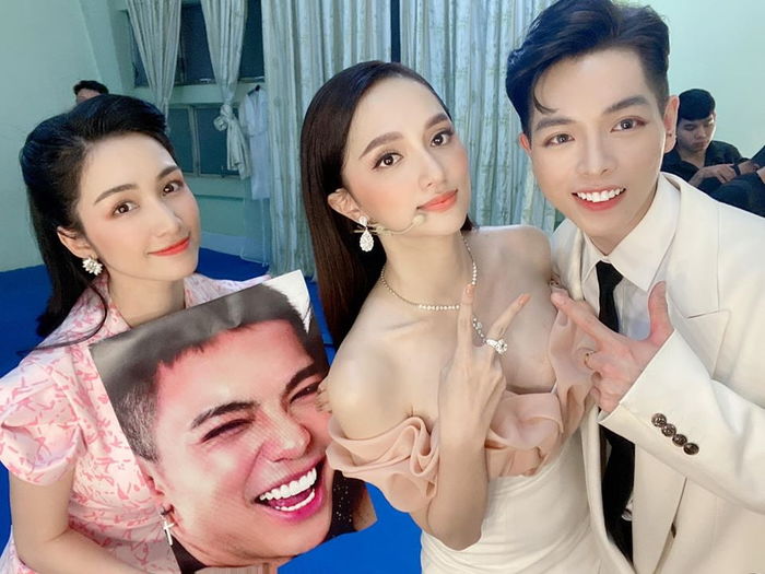 Đông Nhi thăng hạng nhan sắc cuối thai kỳ, Chi Pu tình tứ bên Hoàng Ku