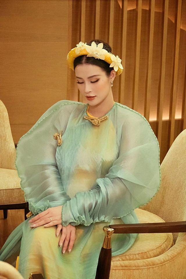 Thúy Vân xác nhận mang thai quý tử, Khả Ngân đọ sắc bên Hương Giang