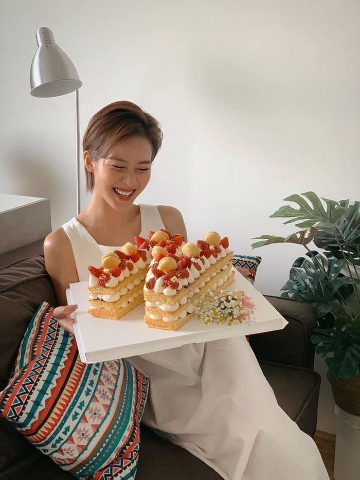 Kim Lý tình tứ hôn má Hà Hồ, Chi Pu khoe vòng 1 cực nóng bỏng