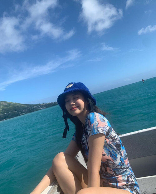 Mấy ai như BLACKPINK: Đi biển chẳng cần mặc hở vẫn khiến fan chao đảo