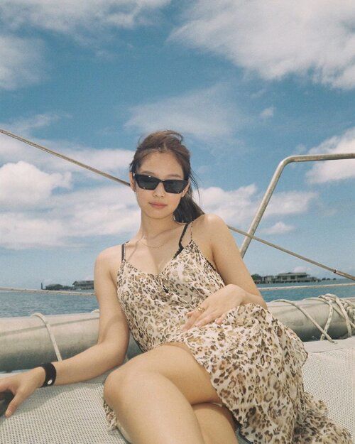 Mấy ai như BLACKPINK: Đi biển chẳng cần mặc hở vẫn khiến fan chao đảo