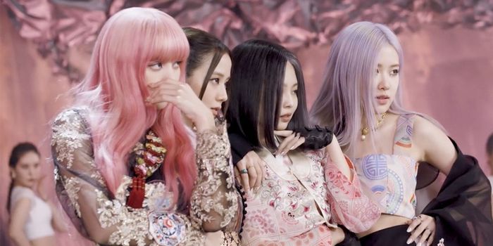 BLACKPINK gây tranh cãi khi mặc hanbok hở hang, lai tạp quá tay