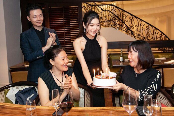 20 ngày nữa cưới, Á hậu Thúy Vân đã lộ bụng lùm lùm nghi có tin vui