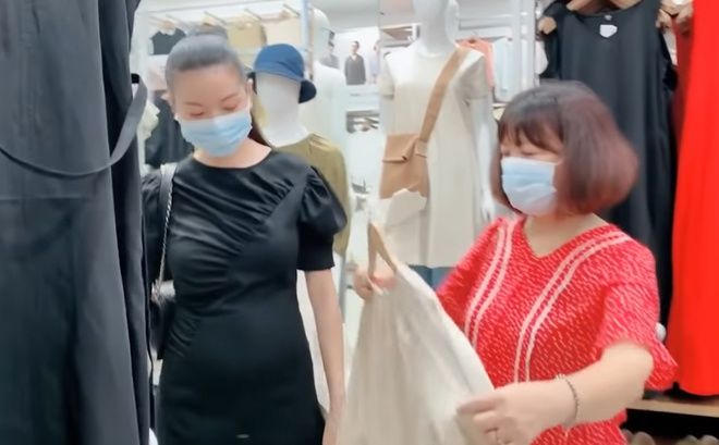 20 ngày nữa cưới, Á hậu Thúy Vân đã lộ bụng lùm lùm nghi có tin vui