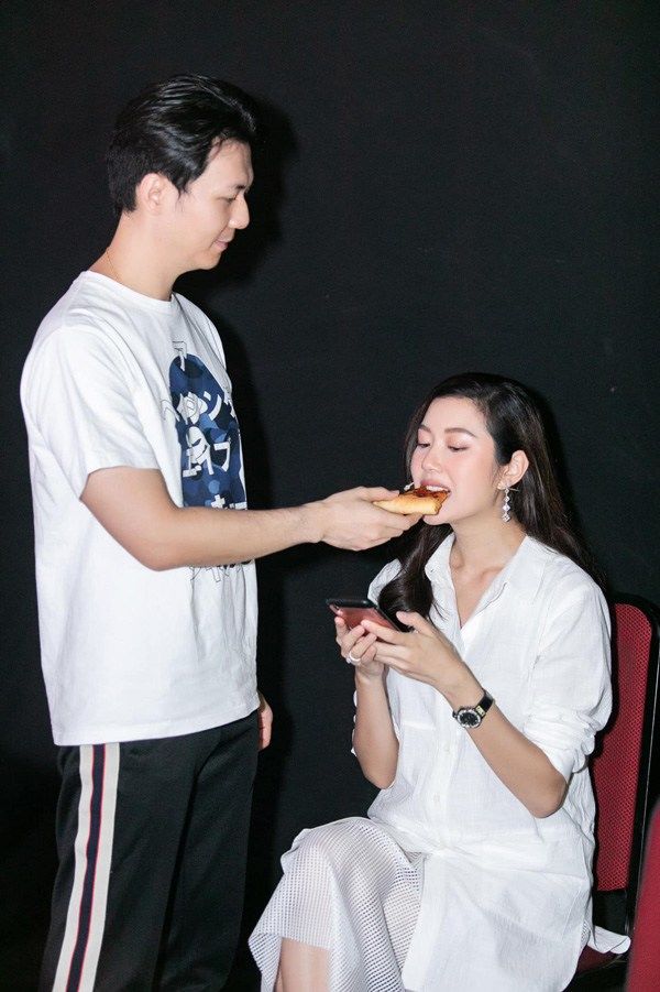 20 ngày nữa cưới, Á hậu Thúy Vân đã lộ bụng lùm lùm nghi có tin vui