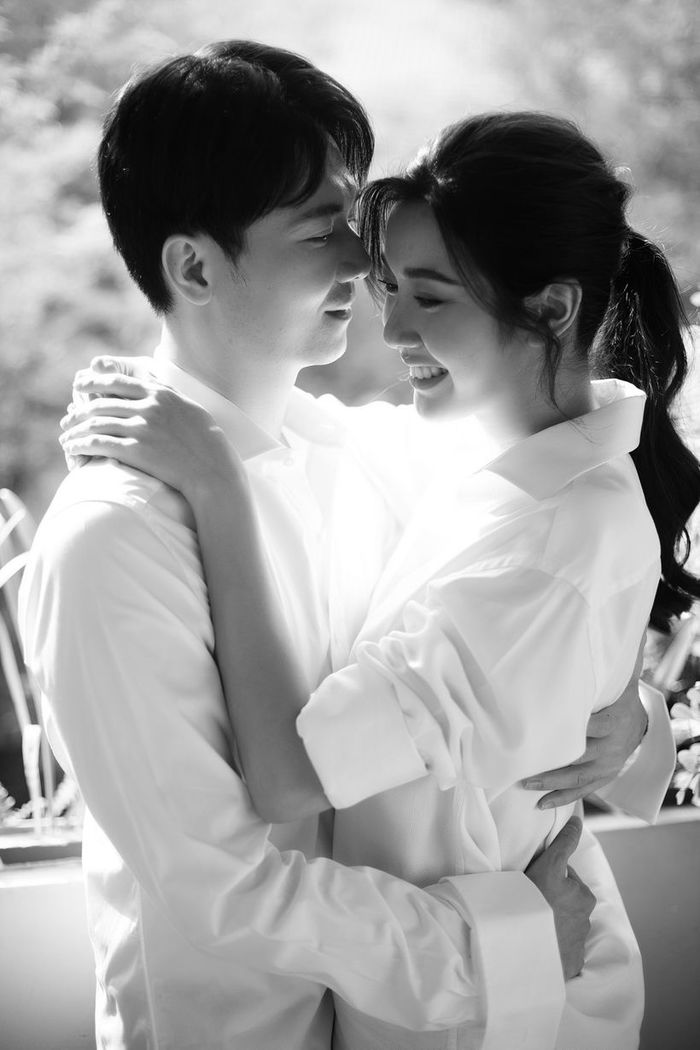20 ngày nữa cưới, Á hậu Thúy Vân đã lộ bụng lùm lùm nghi có tin vui
