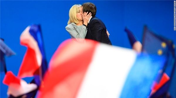 
Và nụ hôn của hạnh phúc gửi đến những ai để đặt niềm tin vào tân Tổng thống. (Ảnh: CNN)