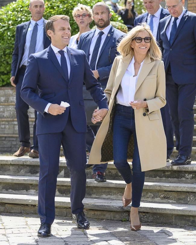 Tinh tế như Tổng thống Pháp: Nắm chặt tay, dìu vợ xuống bậc thang