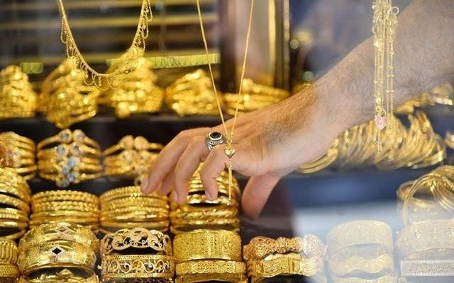 Nhiều chuyên gia dự đoán giá vàng sẽ còn tiếp tục tăng trong thời gian tới (Ảnh: Vietnamnet)