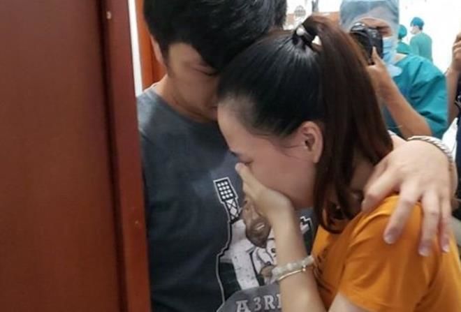 Hình siêu âm của cặp song sinh được công bố, CĐM vô cùng xúc động