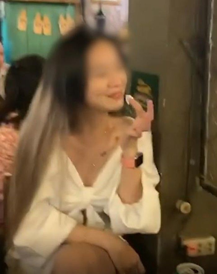 Chủ nhân bánh kem bị cô gái bàn bên ăn vụng bức xúc: Bánh đành bỏ