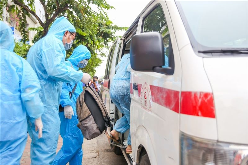 Những trường hợp tiếp xúc gần được đưa đến khu vực cách ly (Ảnh: Lao động)