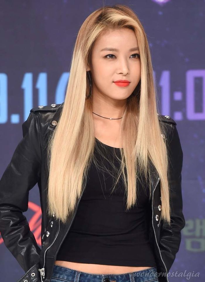Somi, Momo và hội idol nữ K-pop xinh đẹp nhưng bị chê hát live dở tệ