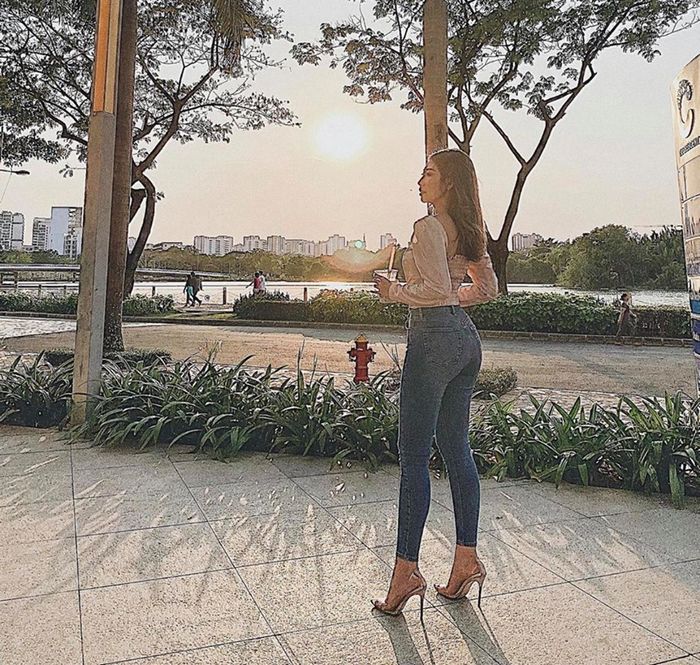 Bí quyết để Khổng Tú Quỳnh sở hữu vòng 3 trái táo: Leo cầu thang