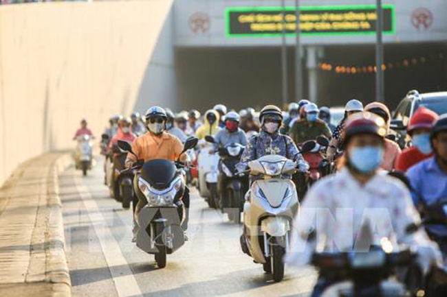 Cô gái ngang nhiên dựng xe giữa lòng đường mua hàng rong
