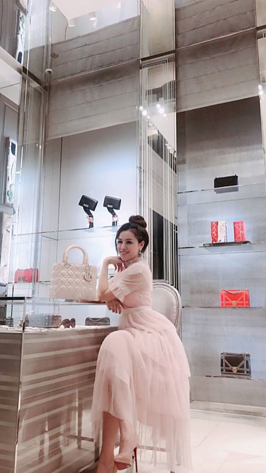 Á hậu Thư Dung trở lại bị nghi đã thẩm mỹ, sau 2 năm vẫn còn tai tiếng