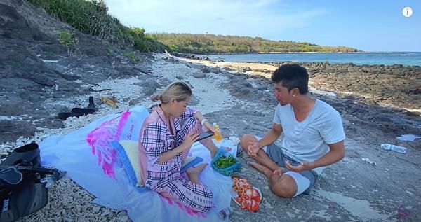 Ngân 98 nổi giận với bạn trai khi đi picnic vì... đồ ăn bị lạnh