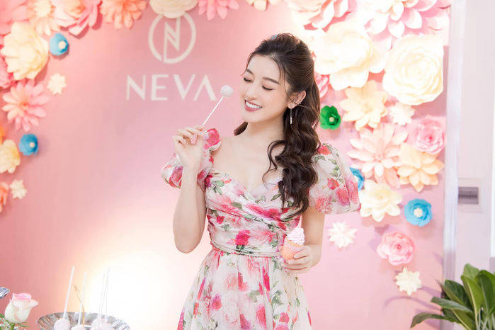 Cân não trước 4 mỹ nhân cùng diện 1 thiết kế: Hà Hồ bùng nổ nữ tính