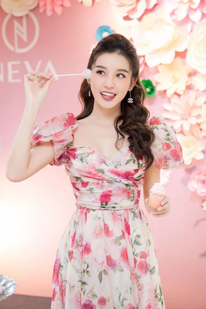 Cân não trước 4 mỹ nhân cùng diện 1 thiết kế: Hà Hồ bùng nổ nữ tính