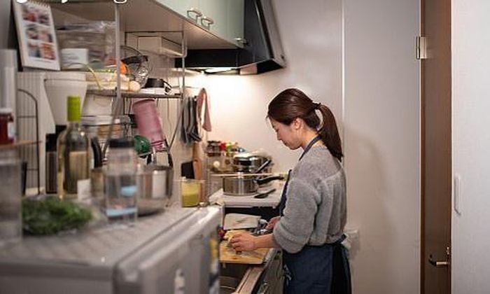 Chờ con ngủ, mẹ chơi điện thoại đến gần sáng rồi qua đời vì kiệt sức
