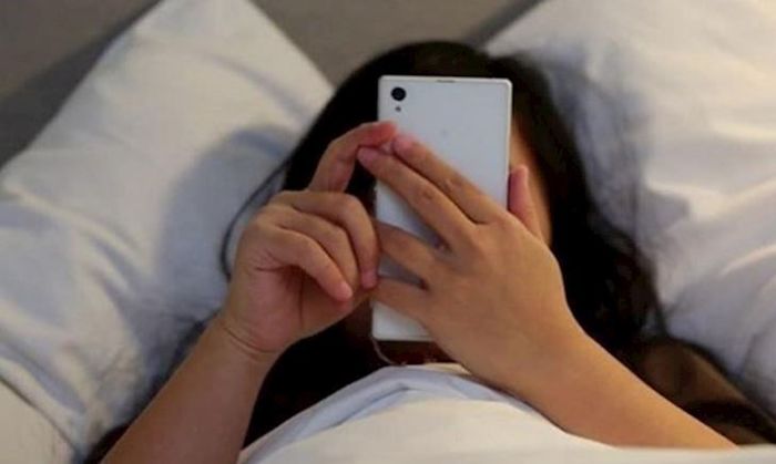 Chờ con ngủ, mẹ chơi điện thoại đến gần sáng rồi qua đời vì kiệt sức
