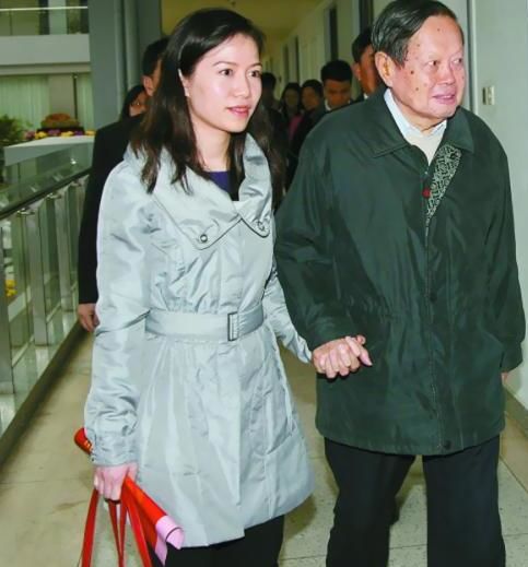 Cô gái 28 tuổi lấy chồng tuổi đã 82: 16 năm sau không 1 xu thừa kế