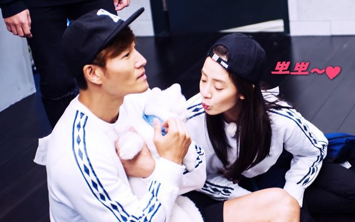 Kim Jong Kook gây bão với khoảnh khắc gọi Song Jihyo là vợ yêu