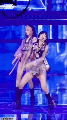 Cùng gặp chấn thương: Hwasa, Lisa vẫn chuyên nghiệp, Jennie hời hợt