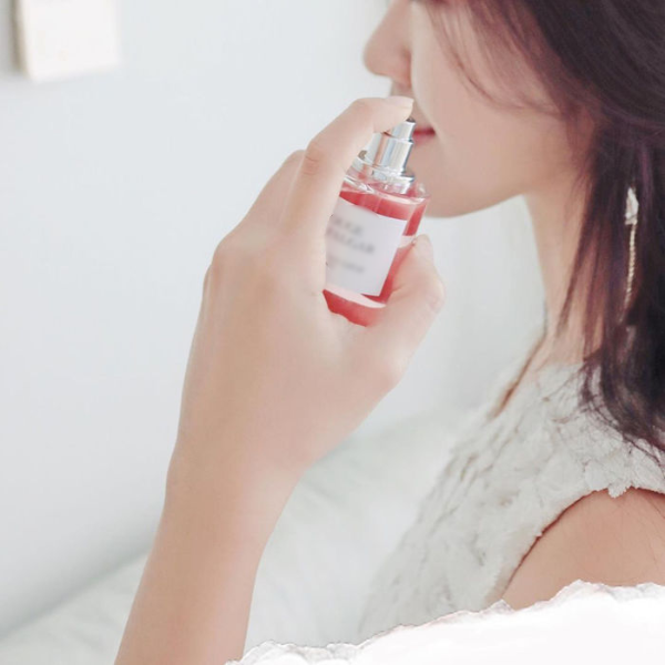 5 mẹo giữ hương nước hoa bám lâu trên cơ thể: Bôi sáp dưỡng ẩm