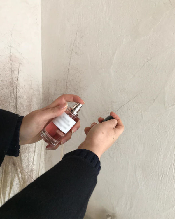 5 mẹo giữ hương nước hoa bám lâu trên cơ thể: Bôi sáp dưỡng ẩm