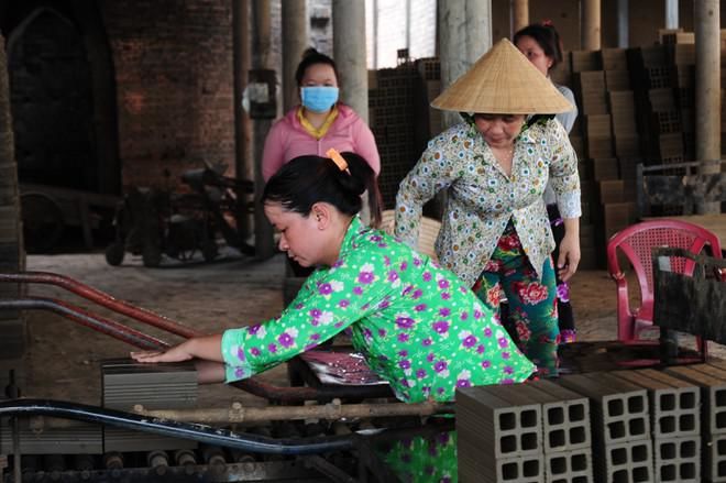 Nữ phu mỗi ngày cõng hàng chục ký gạch nuôi con ăn học