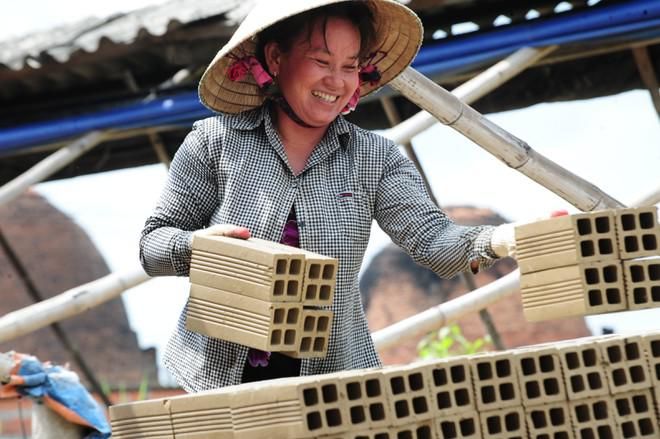 Nữ phu mỗi ngày cõng hàng chục ký gạch nuôi con ăn học