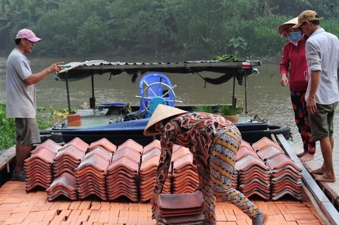 Nữ phu mỗi ngày cõng hàng chục ký gạch nuôi con ăn học