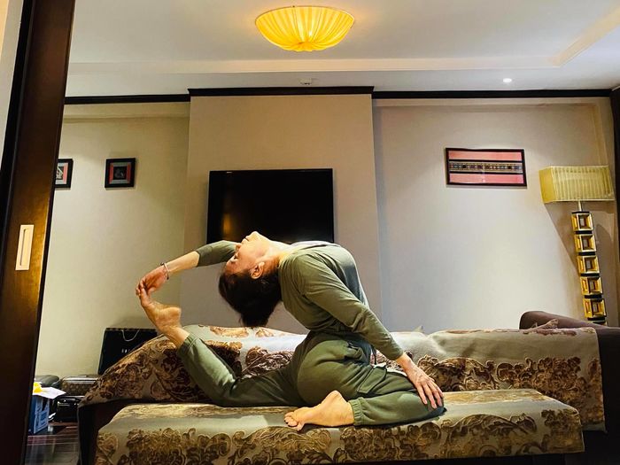 Ngoài 60 tuổi, mẹ của Hồ Ngọc Hà vẫn có dáng thon, ăn mặc sành điệu