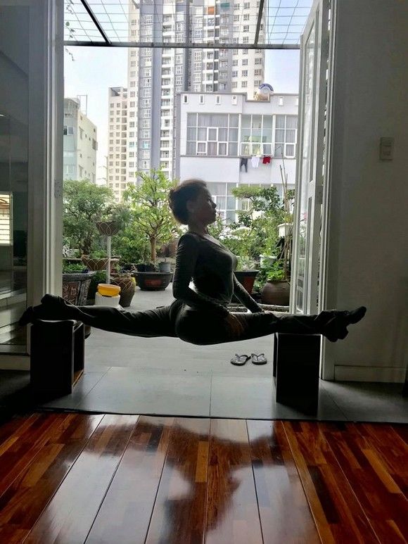 Ngoài 60 tuổi, mẹ của Hồ Ngọc Hà vẫn có dáng thon, ăn mặc sành điệu