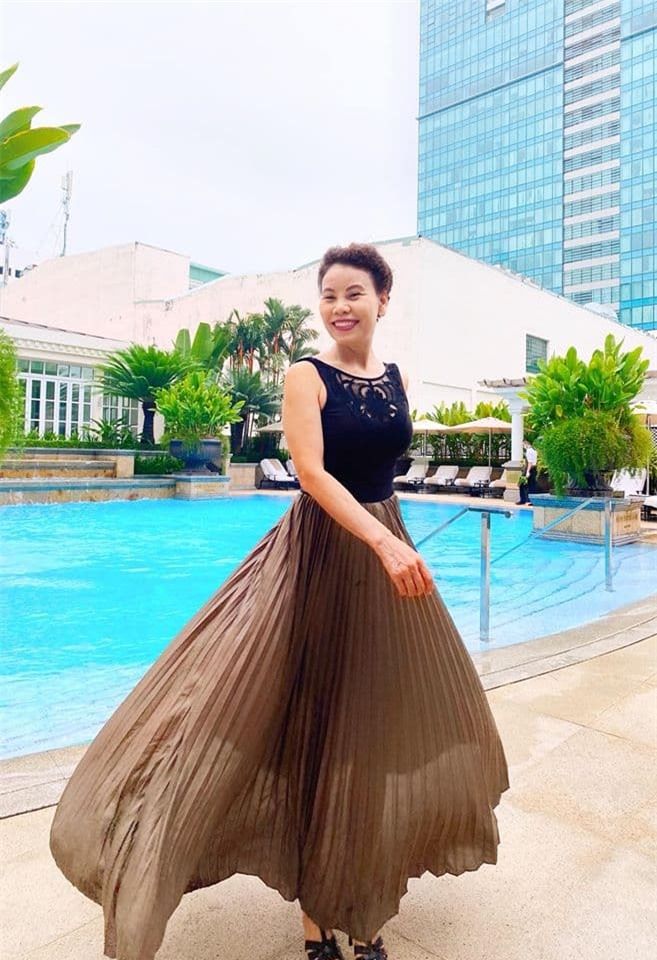 Ngoài 60 tuổi, mẹ của Hồ Ngọc Hà vẫn có dáng thon, ăn mặc sành điệu