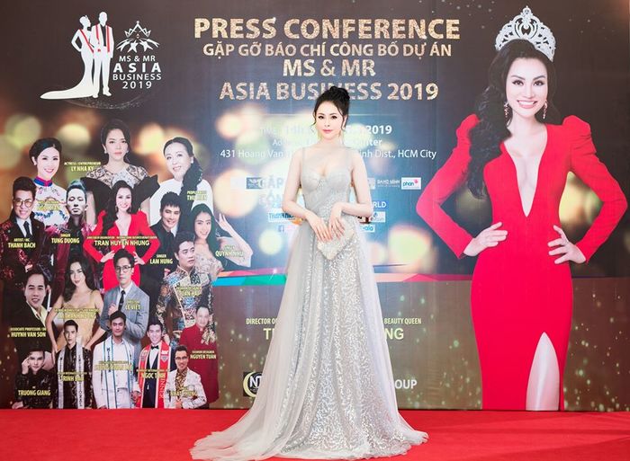 Á hậu Thư Dung trở lại bị nghi đã thẩm mỹ, sau 2 năm vẫn còn tai tiếng