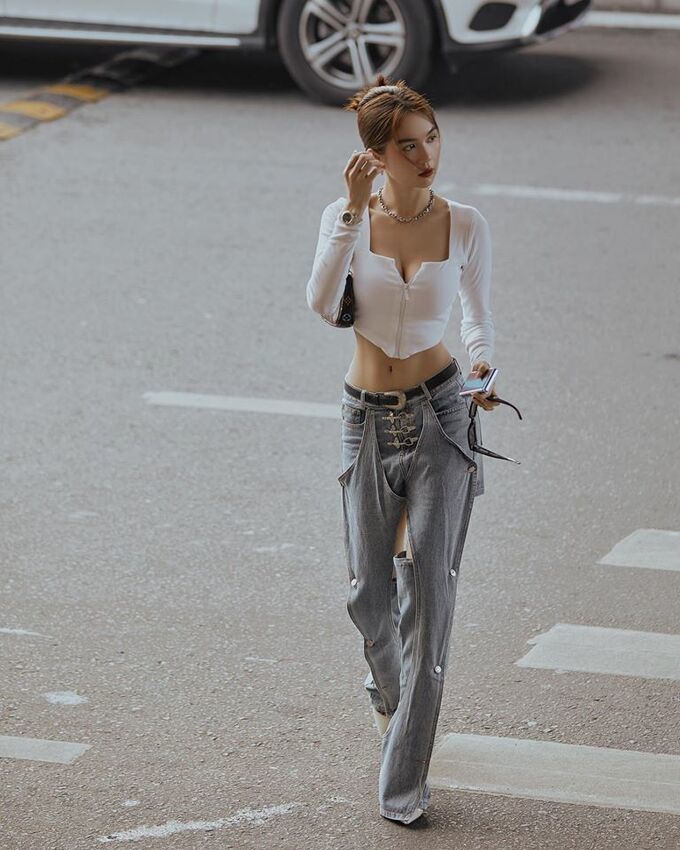 Phong cách sao Việt: Chi Pu, Ngọc Trinh khoe eo bé tí ở sân bay