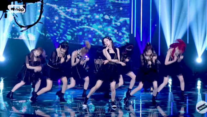 Cùng gặp chấn thương: Hwasa, Lisa vẫn chuyên nghiệp, Jennie hời hợt