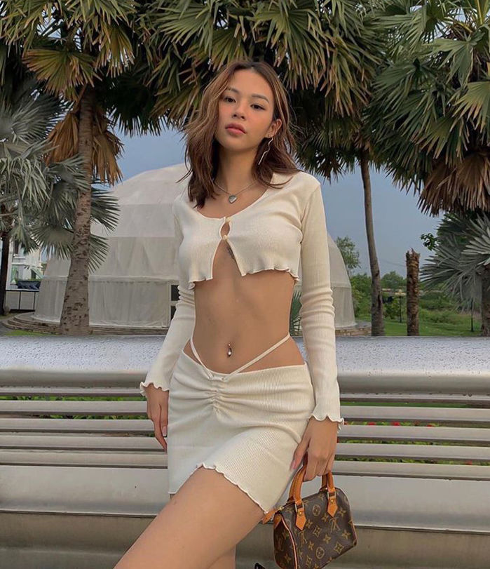 Phong cách sao Việt: Phí Phương Anh thả rông táo bạo
