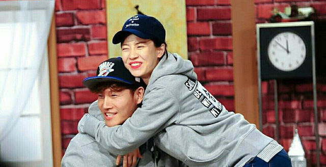 Kim Jong Kook gây bão với khoảnh khắc gọi Song Jihyo là vợ yêu