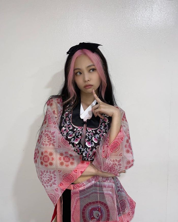 Chơi lớn như Jennie: Để hẳn cả mặt mộc lên sân khấu biểu diễn