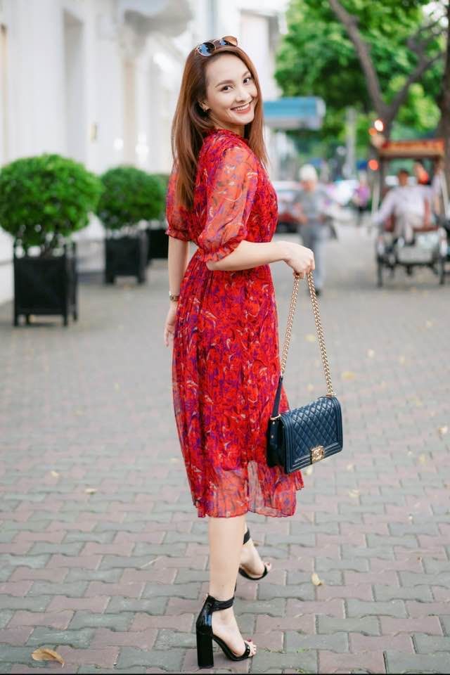 Phong cách sao Việt: Quỳnh Anh Shyn đốt mắt với váy xuyên thấu