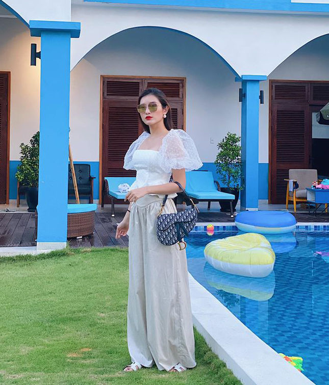 Phong cách sao Việt: Quỳnh Anh Shyn đốt mắt với váy xuyên thấu