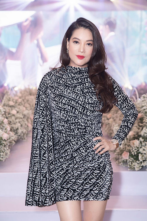Đám cưới Thúy Vân: Hoàng Thùy mặc đồ nổi, thích giật spotlight